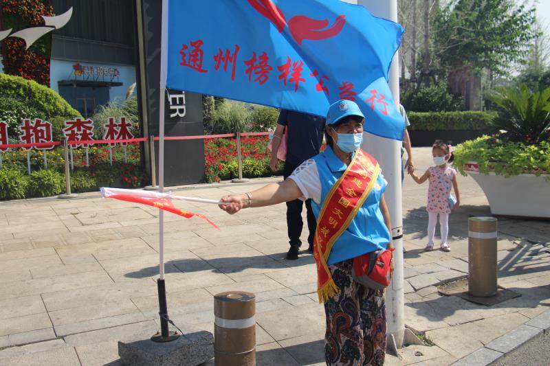 <strong>男生的鸡鸡戳女生的屁股</strong>